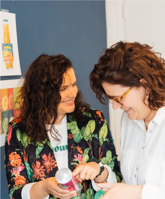 Photo de deux collaboratrices de Duwood - Team packaging