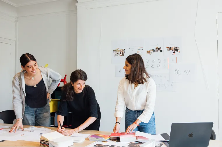 Photo de collaboratrices de Duwood travaillant