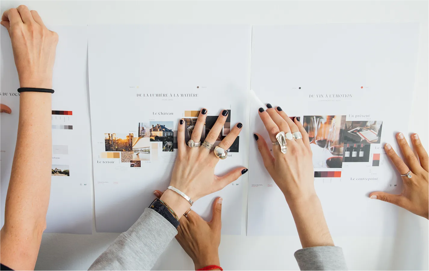 Image Expertises Duwood : Mains qui tiennent des papiers contre un mur en point créa