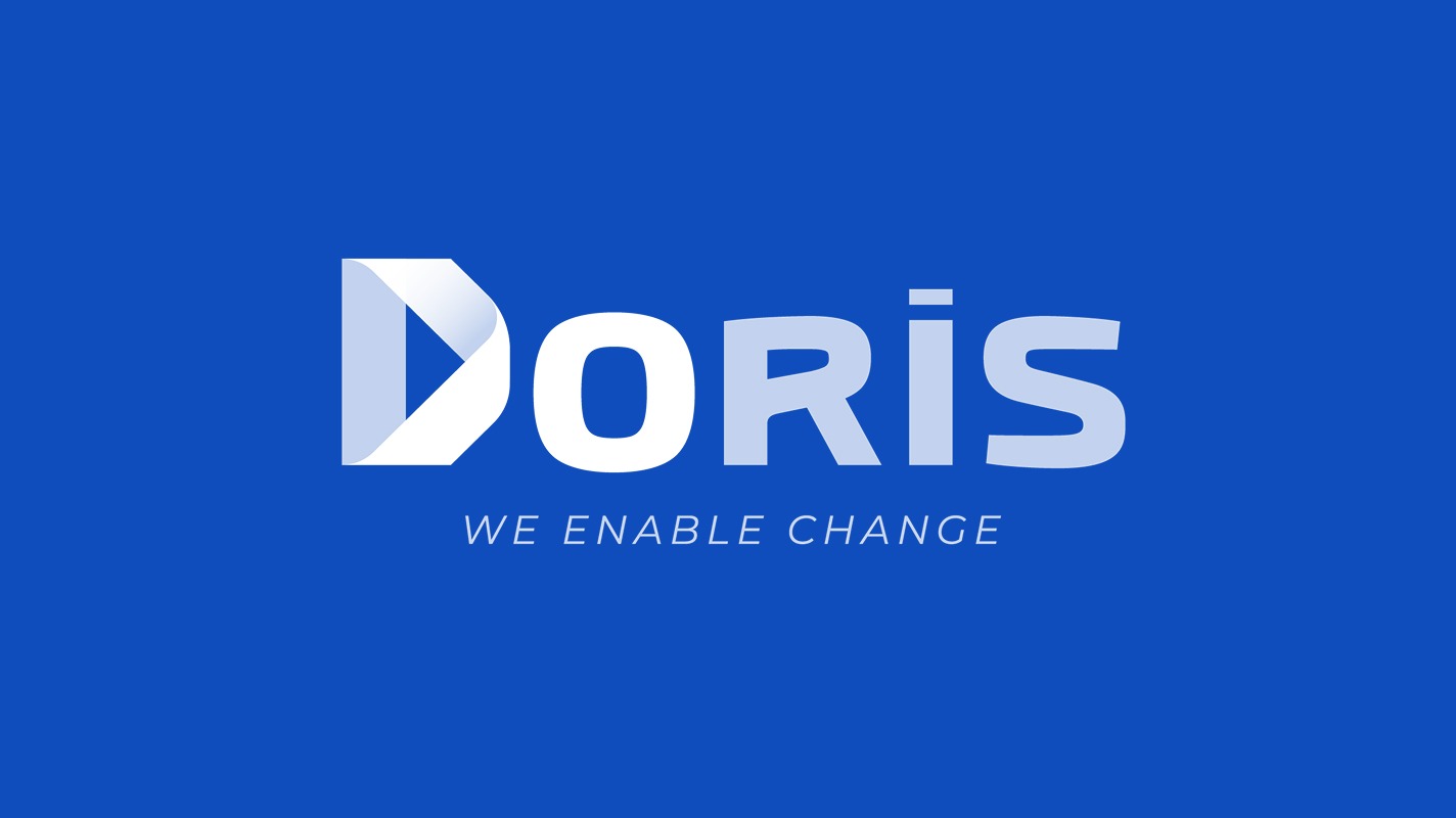Logotype DORIS : blanc sur fond bleu + accroche "we enable change"